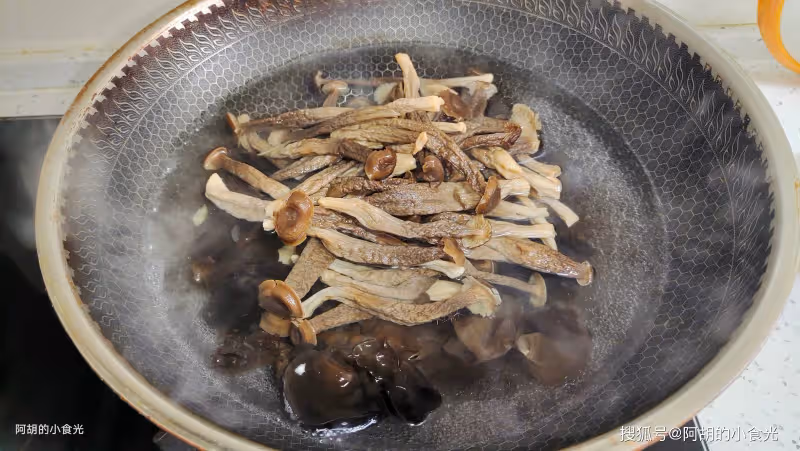 木耳和它絕配,花小錢吃美味!再配燒椒一拌,營養大好處、滿口脆,一盆不夠吃