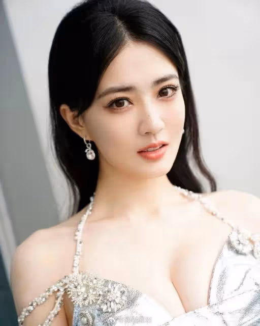 內蒙第一女星徐璐寫真露出事業線!魔鬼身材性感火辣