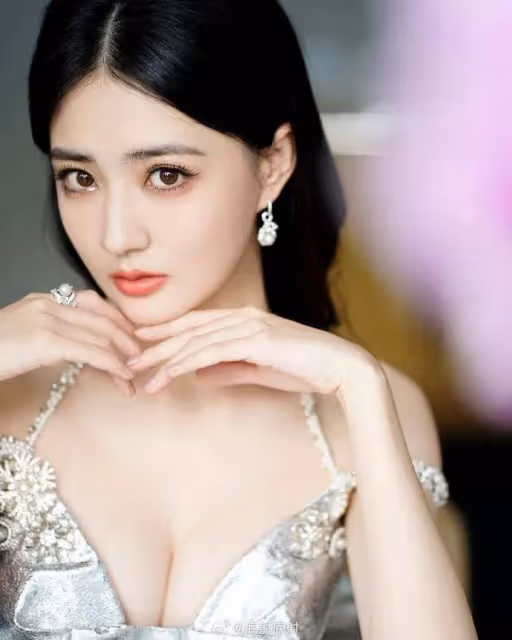 內蒙第一女星徐璐寫真露出事業線!魔鬼身材性感火辣
