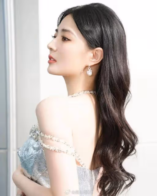 內蒙第一女星徐璐寫真露出事業線!魔鬼身材性感火辣