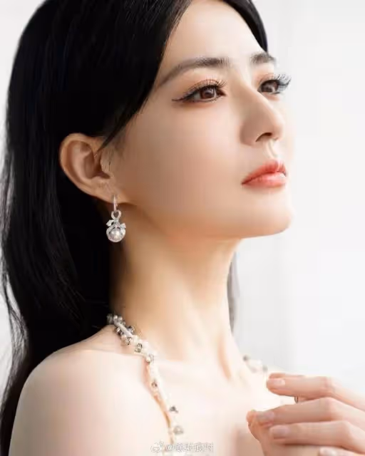 內蒙第一女星徐璐寫真露出事業線!魔鬼身材性感火辣