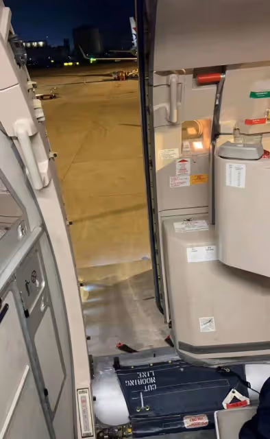 東航空姐情緒失控打開客機緊急滑梯？知情人士：涉事空姐工作10多年