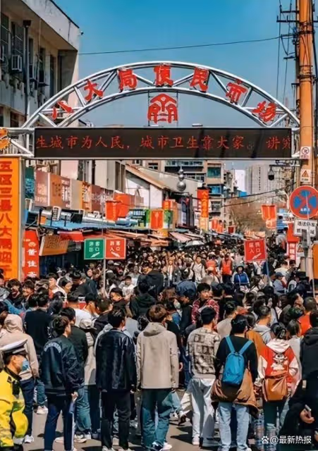 五一「人從眾」:夜爬泰山走不動道!八大局景區人山人海的狂熱景象