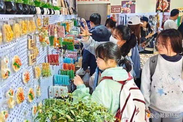 五一「人從眾」:夜爬泰山走不動道!八大局景區人山人海的狂熱景象
