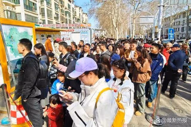 五一「人從眾」:夜爬泰山走不動道!八大局景區人山人海的狂熱景象
