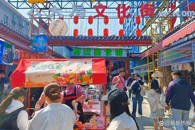 五一「人從眾」:夜爬泰山走不動道!八大局景區人山人海的狂熱景象