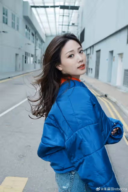 TVB花旦朱晨麗被指樣貌再進化!下巴變尖,與劉松仁合照笑容僵硬