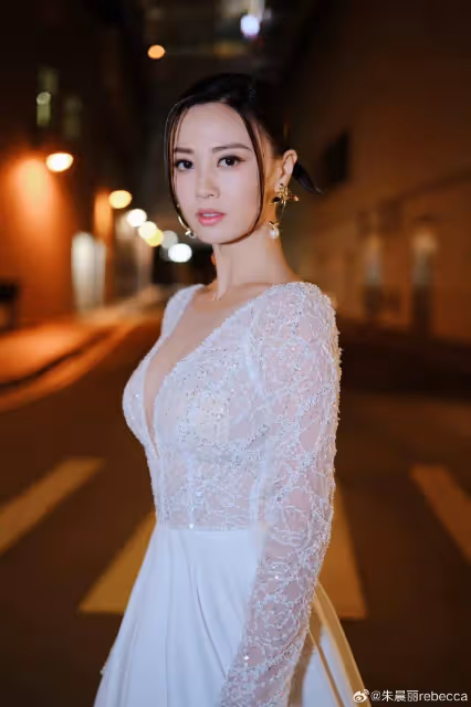 TVB花旦朱晨麗被指樣貌再進化!下巴變尖,與劉松仁合照笑容僵硬