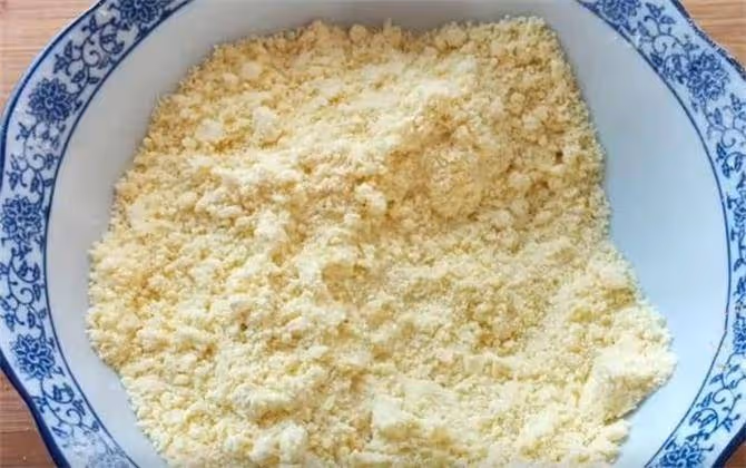 一碗麵粉,半碗白糖,教你做簡單小零食,又酥又軟,個個開口笑