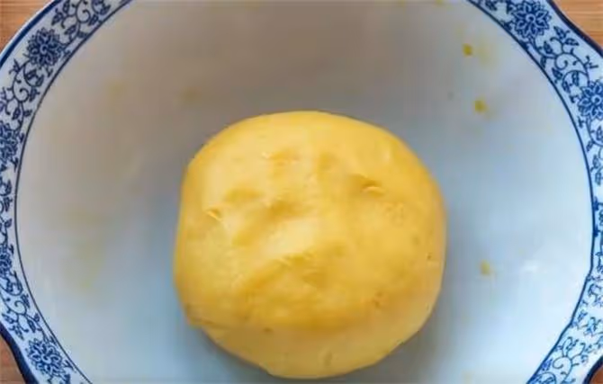 一碗麵粉,半碗白糖,教你做簡單小零食,又酥又軟,個個開口笑