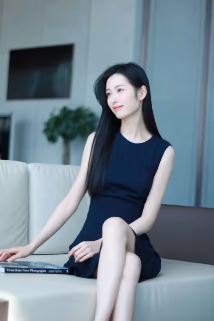 藍色連衣裙,極簡又有高級感的職場穿搭秘籍
