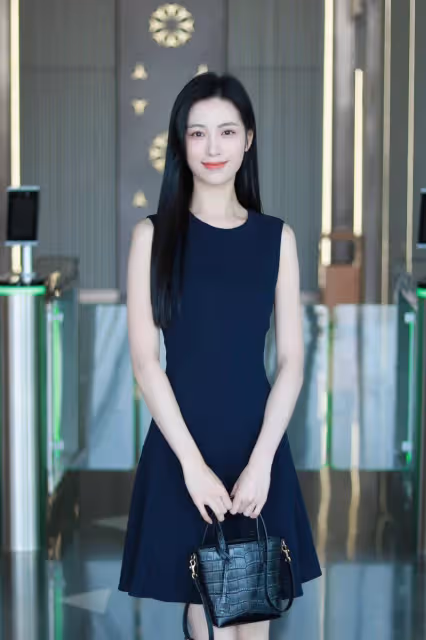 藍色連衣裙,極簡又有高級感的職場穿搭秘籍