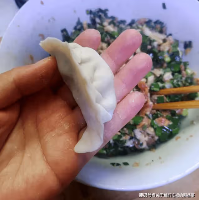 煮餃子時:蓋蓋煮還是不蓋蓋煮?區別老大了,難怪餃子老破皮