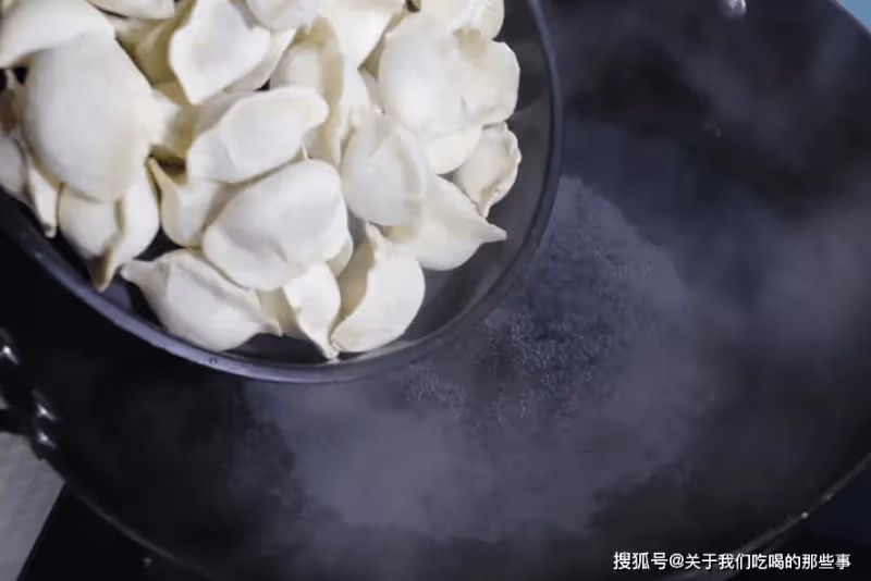 煮餃子時:蓋蓋煮還是不蓋蓋煮?區別老大了,難怪餃子老破皮