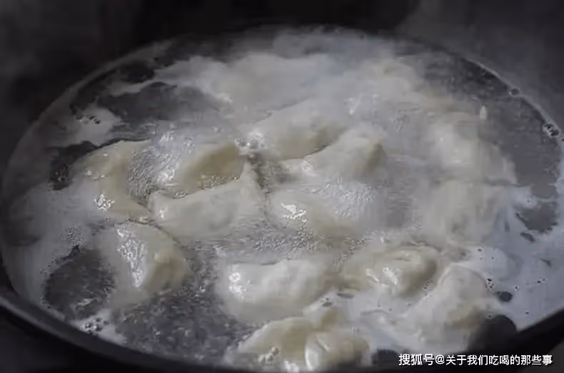 煮餃子時:蓋蓋煮還是不蓋蓋煮?區別老大了,難怪餃子老破皮