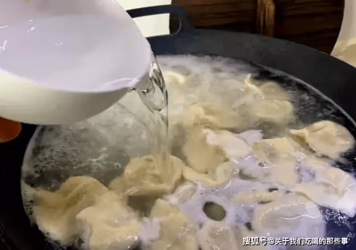 煮餃子時:蓋蓋煮還是不蓋蓋煮?區別老大了,難怪餃子老破皮