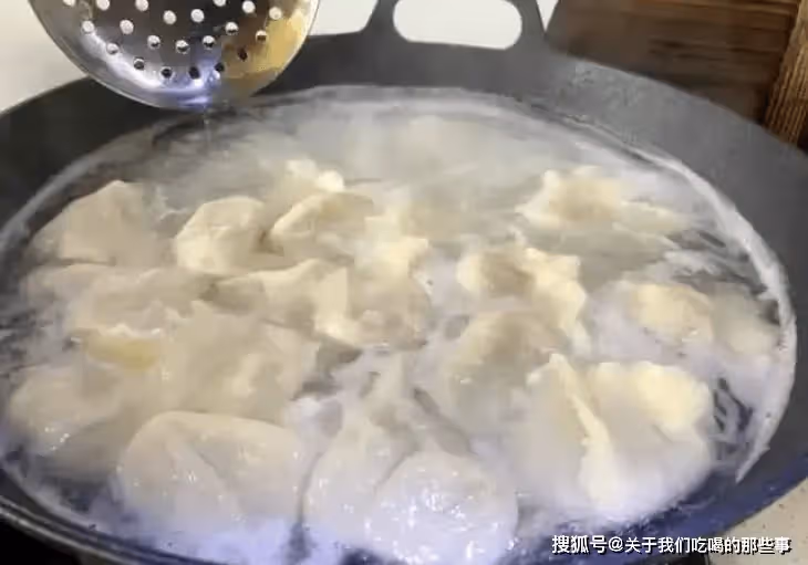 煮餃子時:蓋蓋煮還是不蓋蓋煮?區別老大了,難怪餃子老破皮