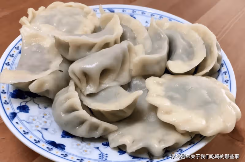 煮餃子時:蓋蓋煮還是不蓋蓋煮?區別老大了,難怪餃子老破皮