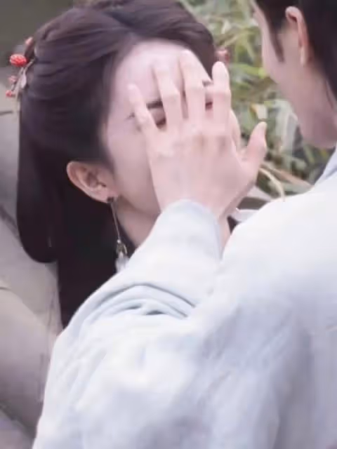 《臨江仙》曾舜晞幫白鹿先整理衣服後吻脖子,太有反差感了!
