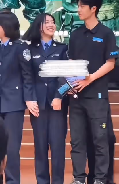 警花就不一樣!終於有不怕王一博的女粉出現!好奇的談話內容公開