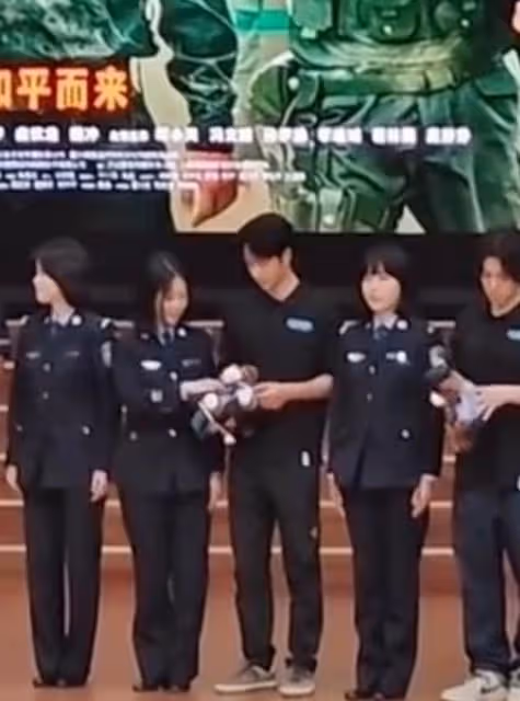 警花就不一樣!終於有不怕王一博的女粉出現!好奇的談話內容公開