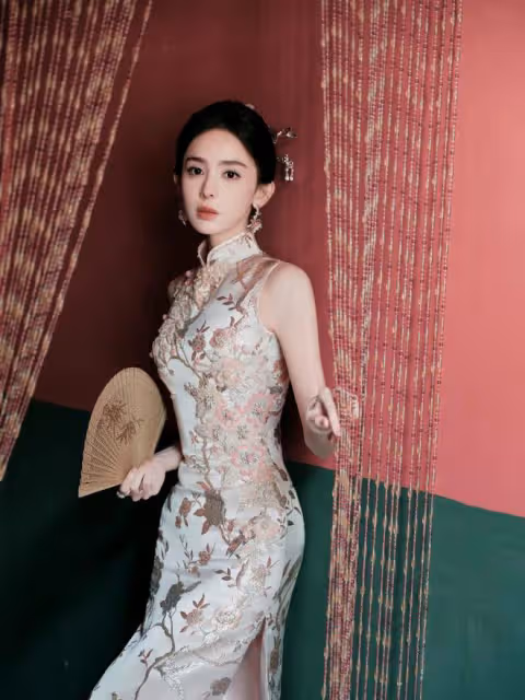 古力娜扎曬照慶祝32歲生日，精靈女王造型超級美，肋骨明顯太瘦了