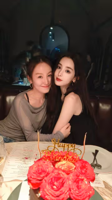 古力娜扎曬照慶祝32歲生日，精靈女王造型超級美，肋骨明顯太瘦了
