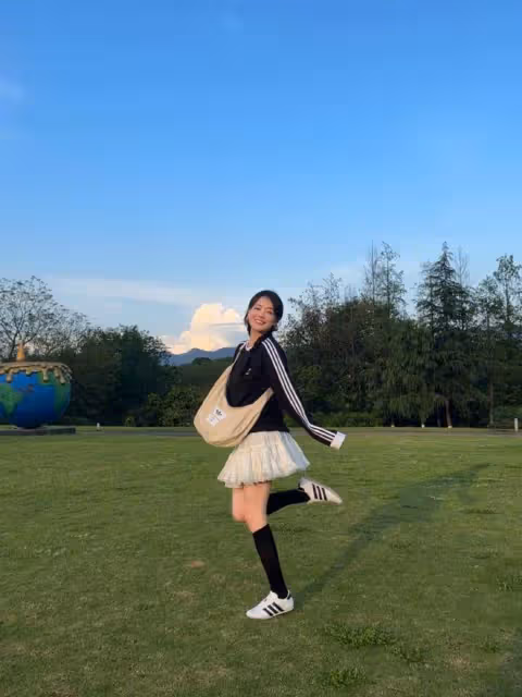 馬思純穿超短裙秀長腿，瘦身後狀態越來越年輕，眉眼彎彎超少女