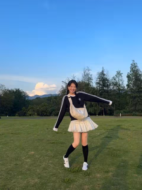 馬思純穿超短裙秀長腿，瘦身後狀態越來越年輕，眉眼彎彎超少女