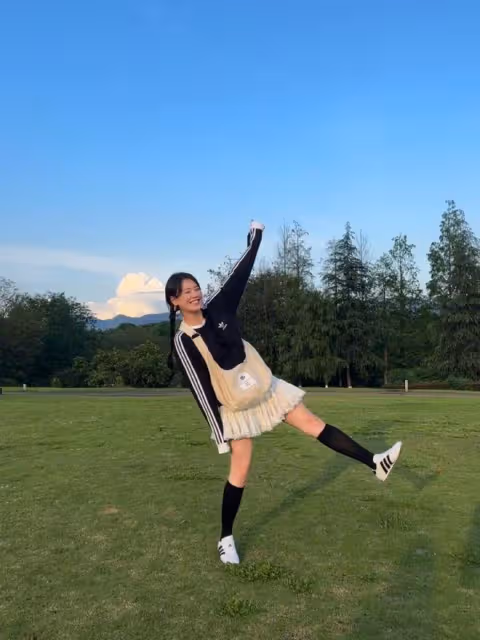 馬思純穿超短裙秀長腿，瘦身後狀態越來越年輕，眉眼彎彎超少女