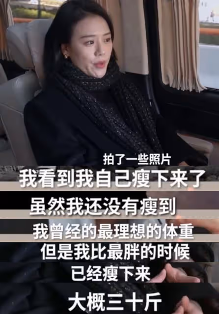 馬思純穿超短裙秀長腿，瘦身後狀態越來越年輕，眉眼彎彎超少女