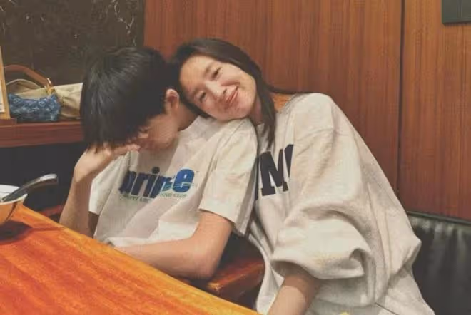 董潔曬母子合照慶生，15歲頂頂身高近一米八，比爸爸潘粵明還帥