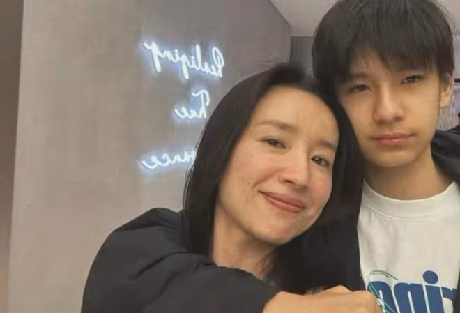 董潔曬母子合照慶生，15歲頂頂身高近一米八，比爸爸潘粵明還帥