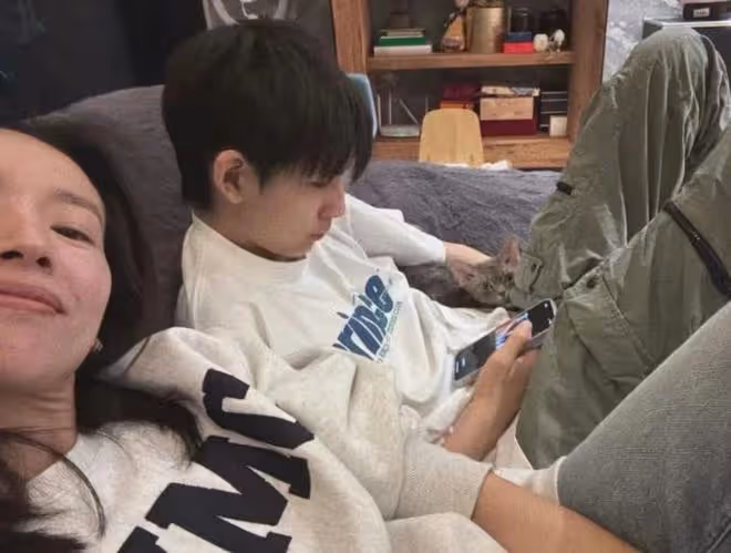董潔曬母子合照慶生，15歲頂頂身高近一米八，比爸爸潘粵明還帥