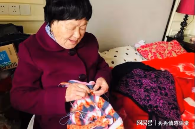 母親去世,大哥卻說不用我們回來,我悄悄回家後才發現不對勁