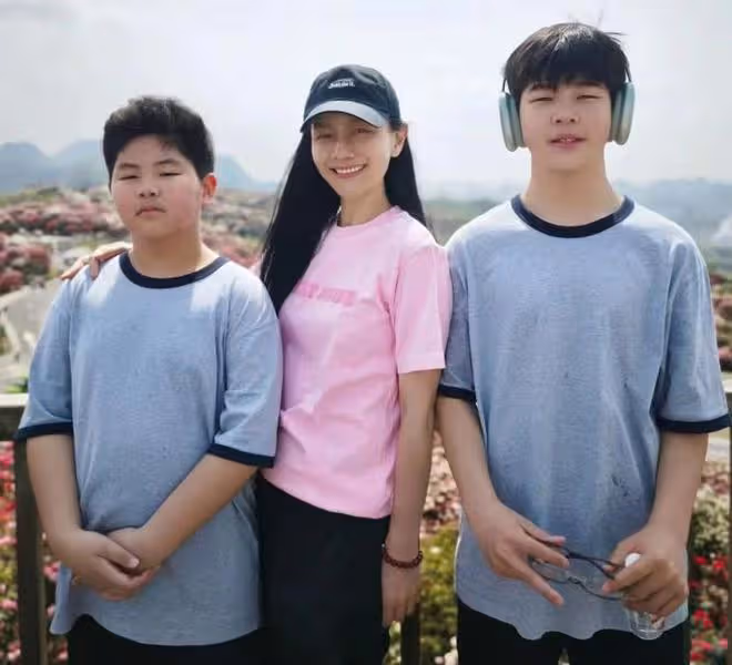 胡可曬全家福，倆兒子長得不像，12歲安吉頂著帥臉翻白眼超可愛