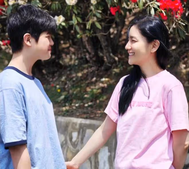 胡可曬全家福，倆兒子長得不像，12歲安吉頂著帥臉翻白眼超可愛