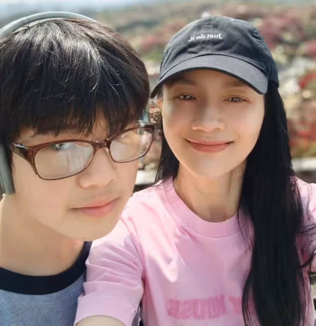 胡可曬全家福，倆兒子長得不像，12歲安吉頂著帥臉翻白眼超可愛