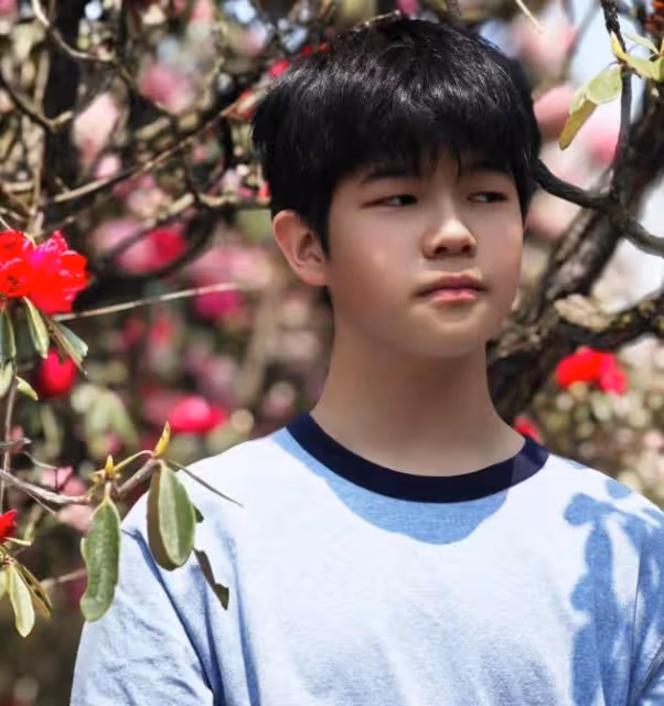 胡可曬全家福，倆兒子長得不像，12歲安吉頂著帥臉翻白眼超可愛