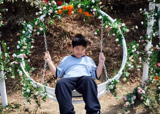 胡可曬全家福，倆兒子長得不像，12歲安吉頂著帥臉翻白眼超可愛