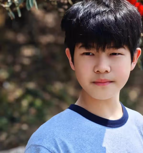 胡可曬全家福，倆兒子長得不像，12歲安吉頂著帥臉翻白眼超可愛
