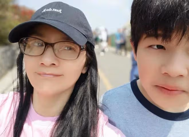 胡可曬全家福，倆兒子長得不像，12歲安吉頂著帥臉翻白眼超可愛