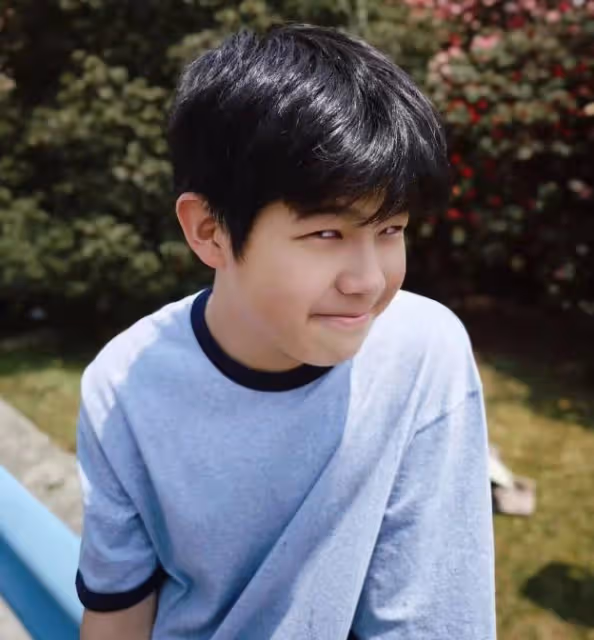 胡可曬全家福，倆兒子長得不像，12歲安吉頂著帥臉翻白眼超可愛