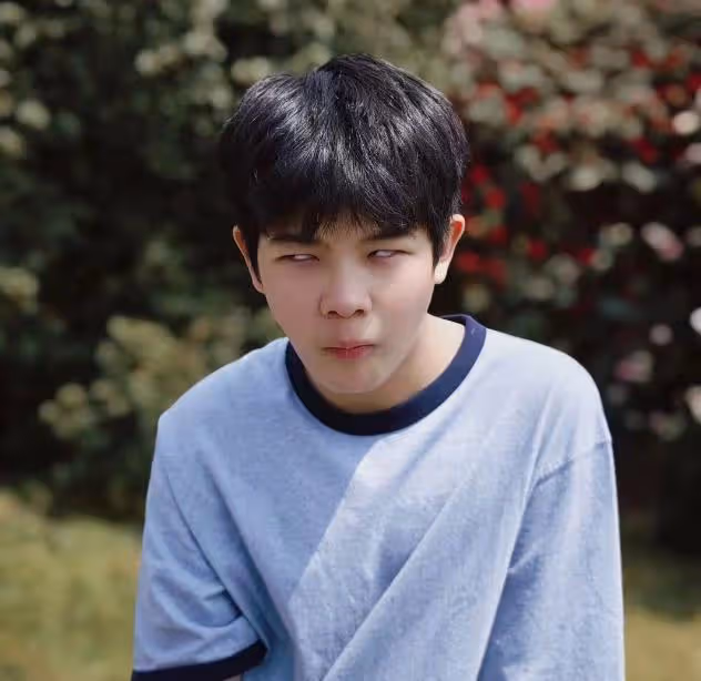胡可曬全家福，倆兒子長得不像，12歲安吉頂著帥臉翻白眼超可愛