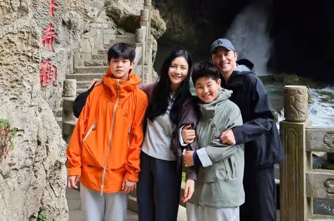 胡可曬全家福，倆兒子長得不像，12歲安吉頂著帥臉翻白眼超可愛