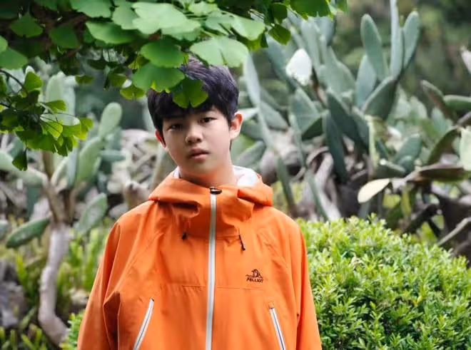 胡可曬全家福，倆兒子長得不像，12歲安吉頂著帥臉翻白眼超可愛