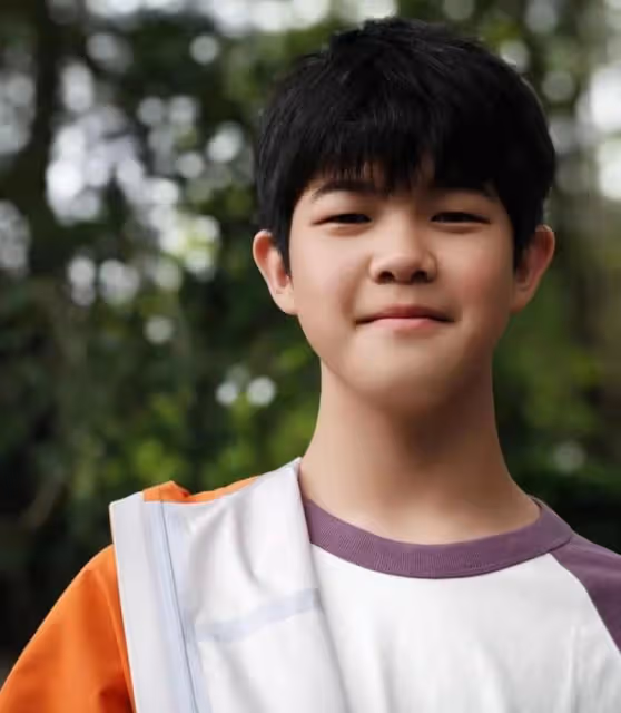 胡可曬全家福，倆兒子長得不像，12歲安吉頂著帥臉翻白眼超可愛