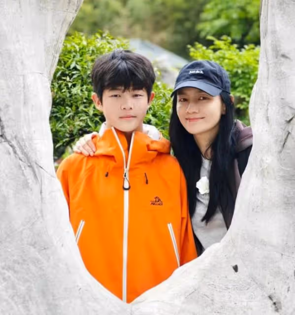 胡可曬全家福，倆兒子長得不像，12歲安吉頂著帥臉翻白眼超可愛