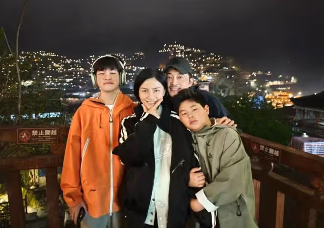 胡可曬全家福，倆兒子長得不像，12歲安吉頂著帥臉翻白眼超可愛
