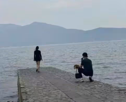 好浪漫！張馨予夫婦甜蜜出遊，何捷化身專屬攝影師為老婆拍美照